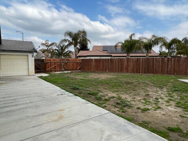 Building Photo - Spacious SW Bakersfield home!