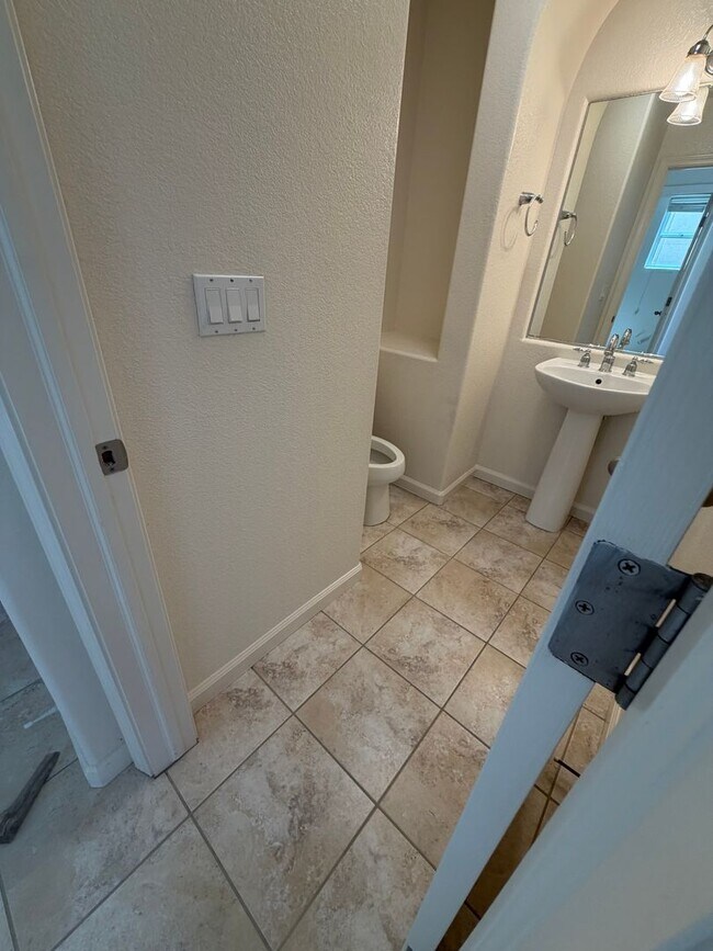 Building Photo - 702 Chandon Dr