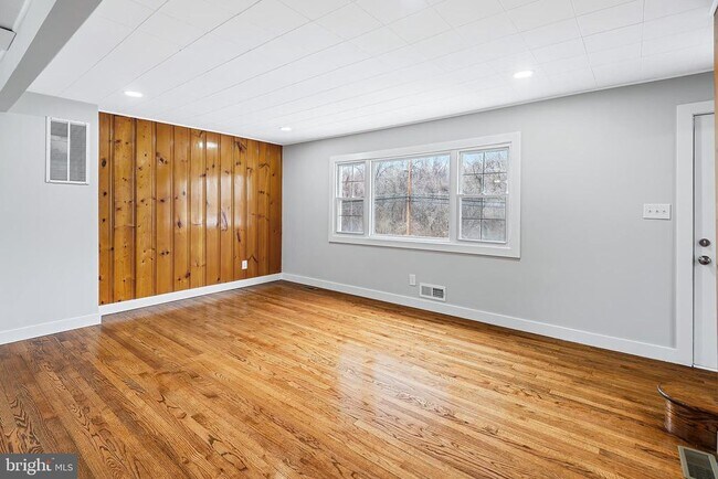 Building Photo - 821 Chesaco Ave
