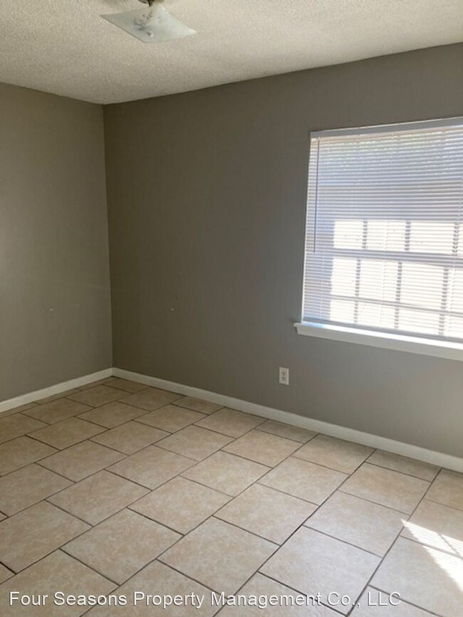 Building Photo - 3 br, 1.5 bath House - 2700 E. Angela Circle