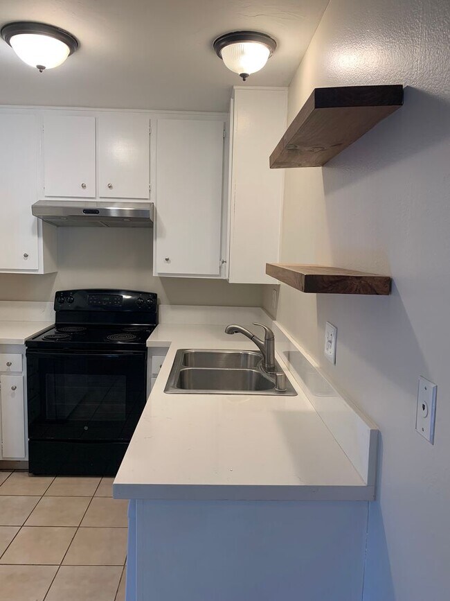 Building Photo - 5510 Armitos Ave