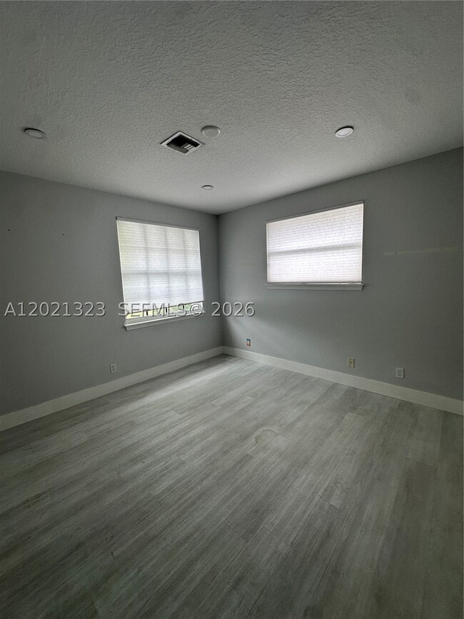 Building Photo - 354 Mallard Dr