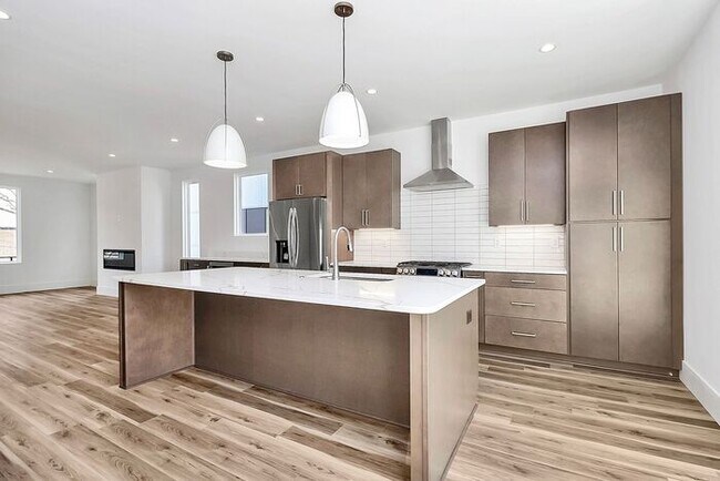 Building Photo - Stunning 3BD/3.5BA Townhome with PRIVATE POOL!