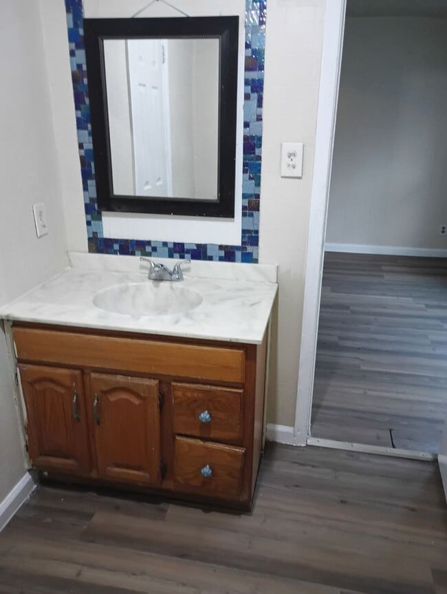 Building Photo - 2 Bed 1 Bath Home with Laundry Hookups
