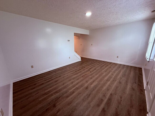 Building Photo - 460A Warrior Dr
