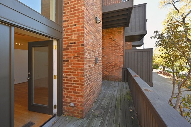 Building Photo - **PERFECTLY SITUATED TOWNHOME IN GREEN HIL...