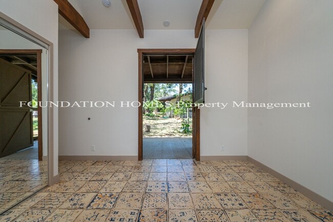 Building Photo - Charming 2BD/2BA Converted Stable in Seren...