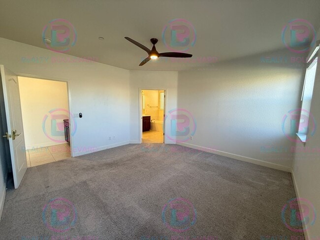 Building Photo - Gorgeous Newer 3 Bedroom Home! Located off...