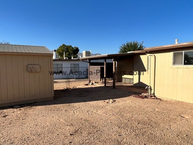 Building Photo - Centrall Located Two Bedroom Home