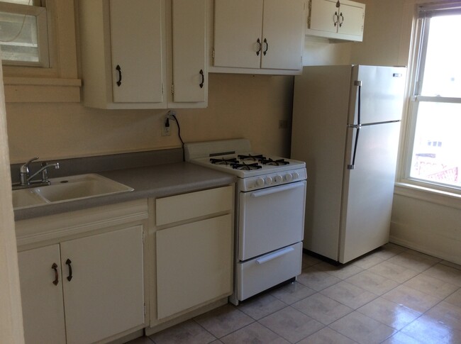 kitchen - 418 Spruce Ave