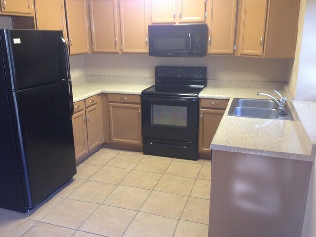 Building Photo - **BEAUTIFUL 2br/2.5ba TOWNHOME (ELLIOTT & ARIZONA AVE)