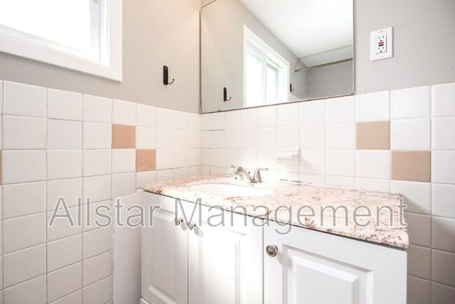 Building Photo - 404 E 215th St