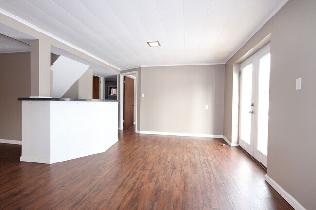 Building Photo - Beautiful 4 Bed 2 Bath w/2 Car Garage