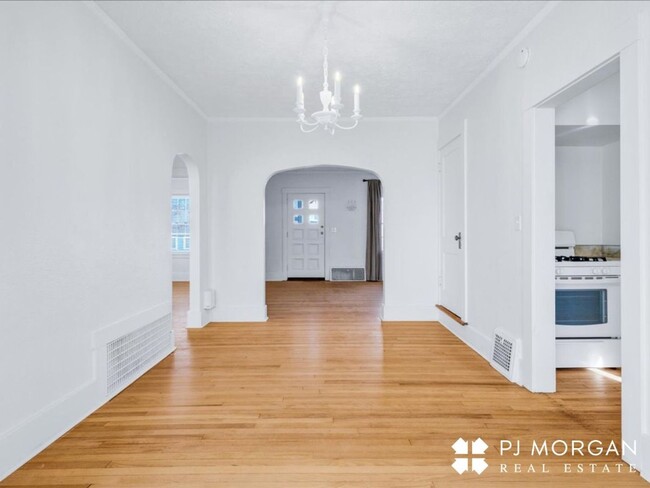 Building Photo - Charming Midtown Rental!