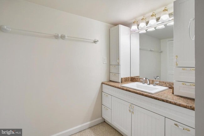 Building Photo - 3800 Fairfax Dr