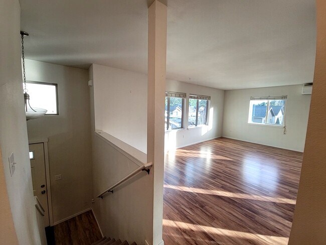 Building Photo - Large 4 Bed Split, Available Now! Pets Okay!