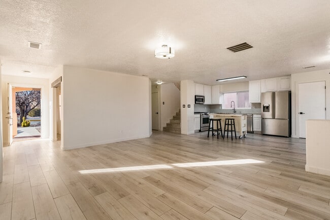 Building Photo - 708 Troon Dr SE