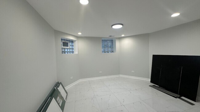 Building Photo - 5405 N Campbell Ave