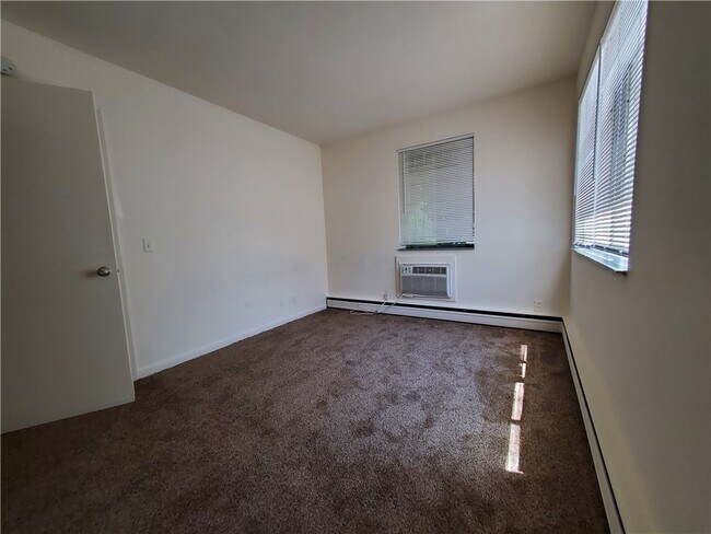 Building Photo - 1077 East Ave