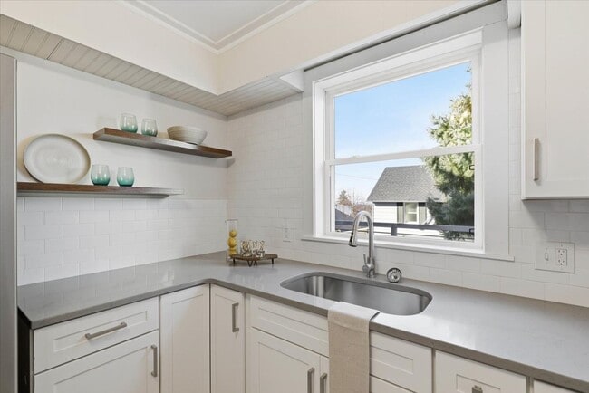 Building Photo - 305 W Broadway