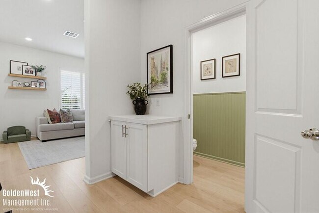 Building Photo - Modern 3Bdm 2.5Ba Unfurnished Town-Home in the Soltaire Community!