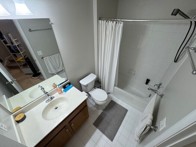 Building Photo - Beautiful 3 Bed 3.5 Bath Interior Townhome In Vibrant Brambleton Landbay