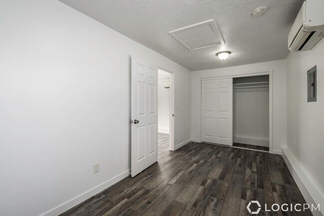 Building Photo - 1238 Oak St