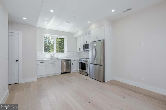 Building Photo - 722 Kenyon St NW