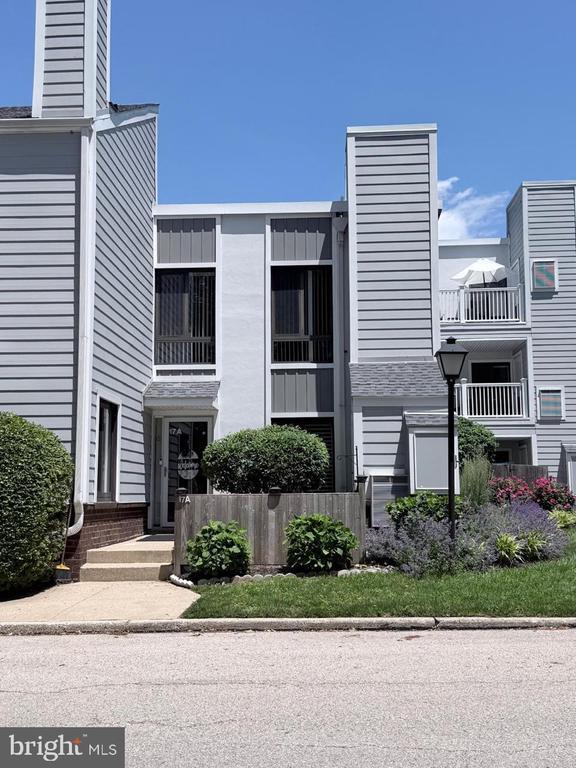 Building Photo - 1750 Oakwood Terrace