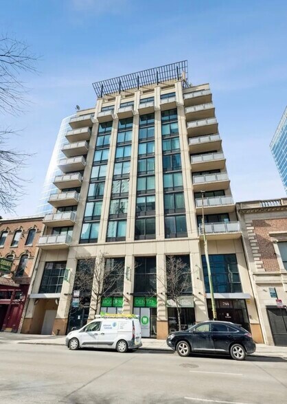 Building Photo - 744 N Clark St