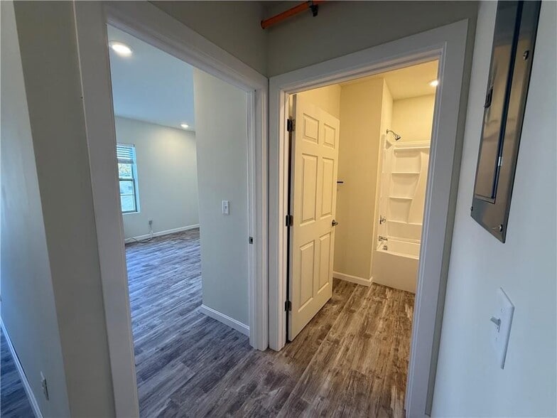 Building Photo - 327 Pine St