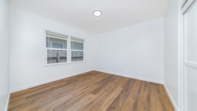 Building Photo - Move-in Special !