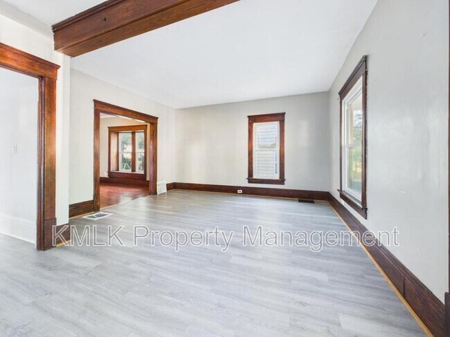 Building Photo - 701 Kling St