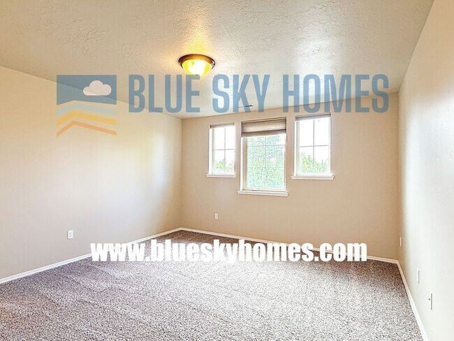 Building Photo - 1868 N Justin Ave