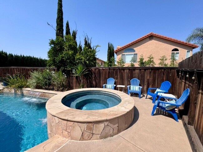 Building Photo - Beautiful 4 Bedroom Pool Home with Solar i...