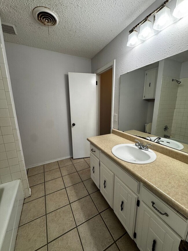 Building Photo - Redone Duplex spacious 2bedrrom 1 bathroom Hospital District