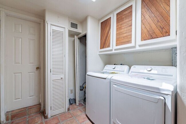 Building Photo - Centrally Located 4-Bed, 2-Bath Tucson Rental – Near U of A