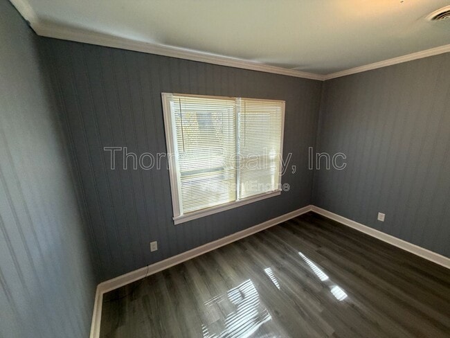 Building Photo - 307 E Battle Ave