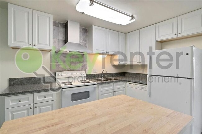 Building Photo - 6705 Greenback Ln
