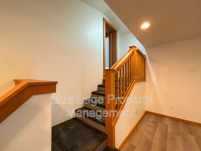 Building Photo - 241896 US-101