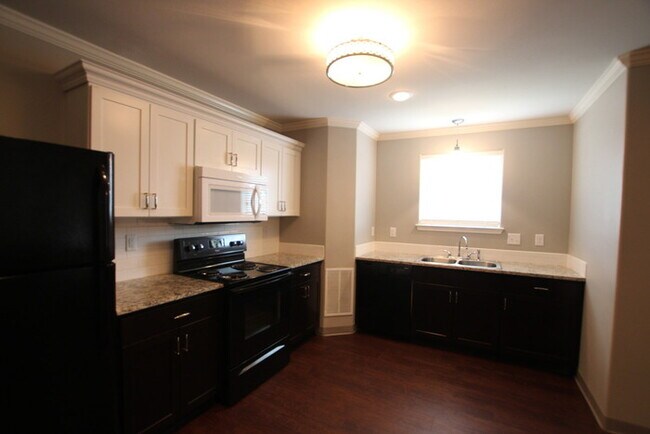 Building Photo - 3 Bedroom Duplex near UT Tyler!