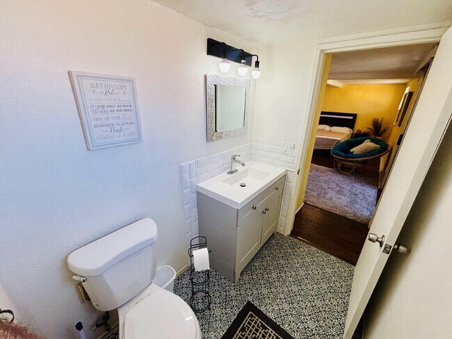 Building Photo - 4 bedrooms, 2 kitchens, 2.5 bathrooms, lau...