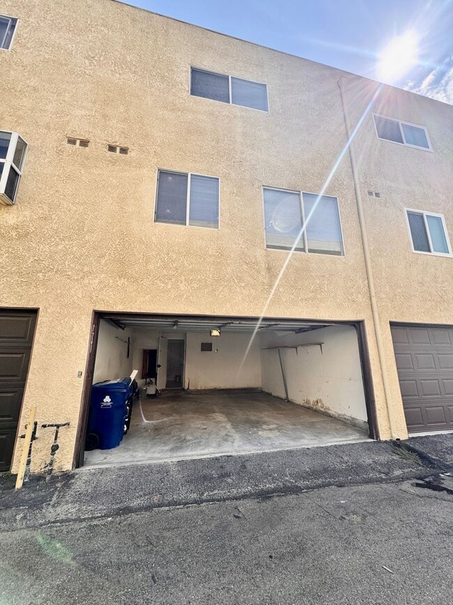 Building Photo - Beautifully remodeled townhouse
