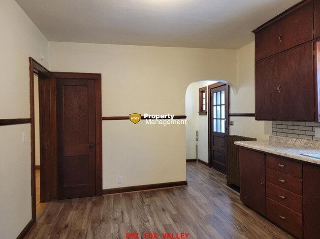 Building Photo - LARGE 2 Bed Lower Downtown Appleton
