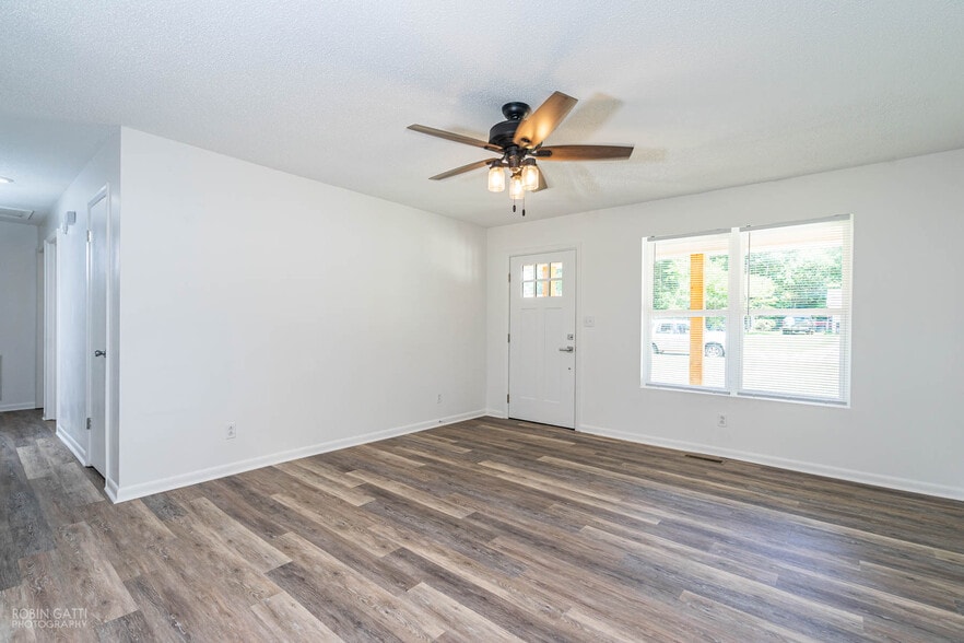 Living room - 502 Cherokee Court