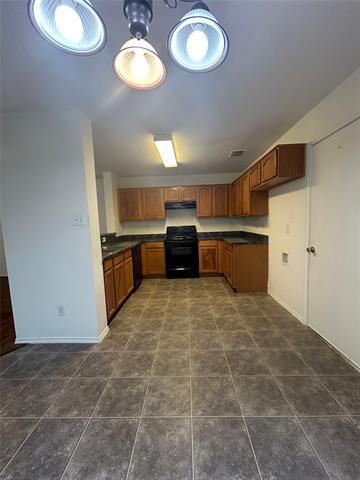 Building Photo - 10745 Many Oaks Dr