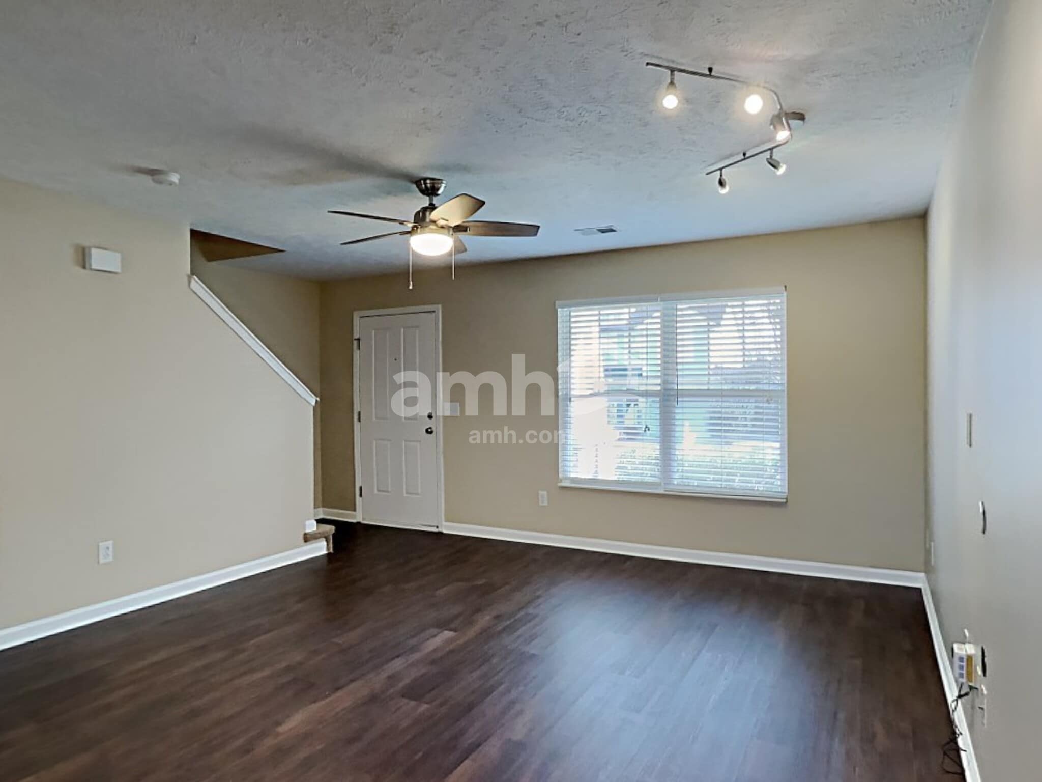 Building Photo - 4568 Hawthorn Dr