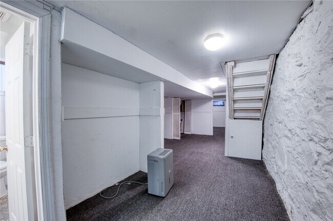 Building Photo - 354 Ophelia St