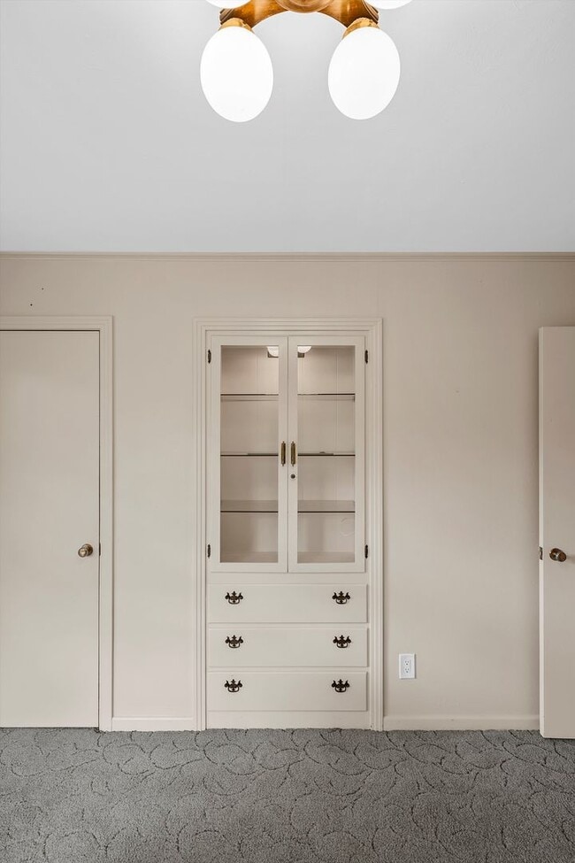 Building Photo - Private Woodway Retreat