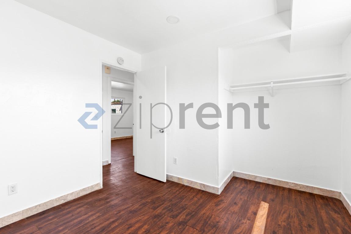 Building Photo - Unit 4